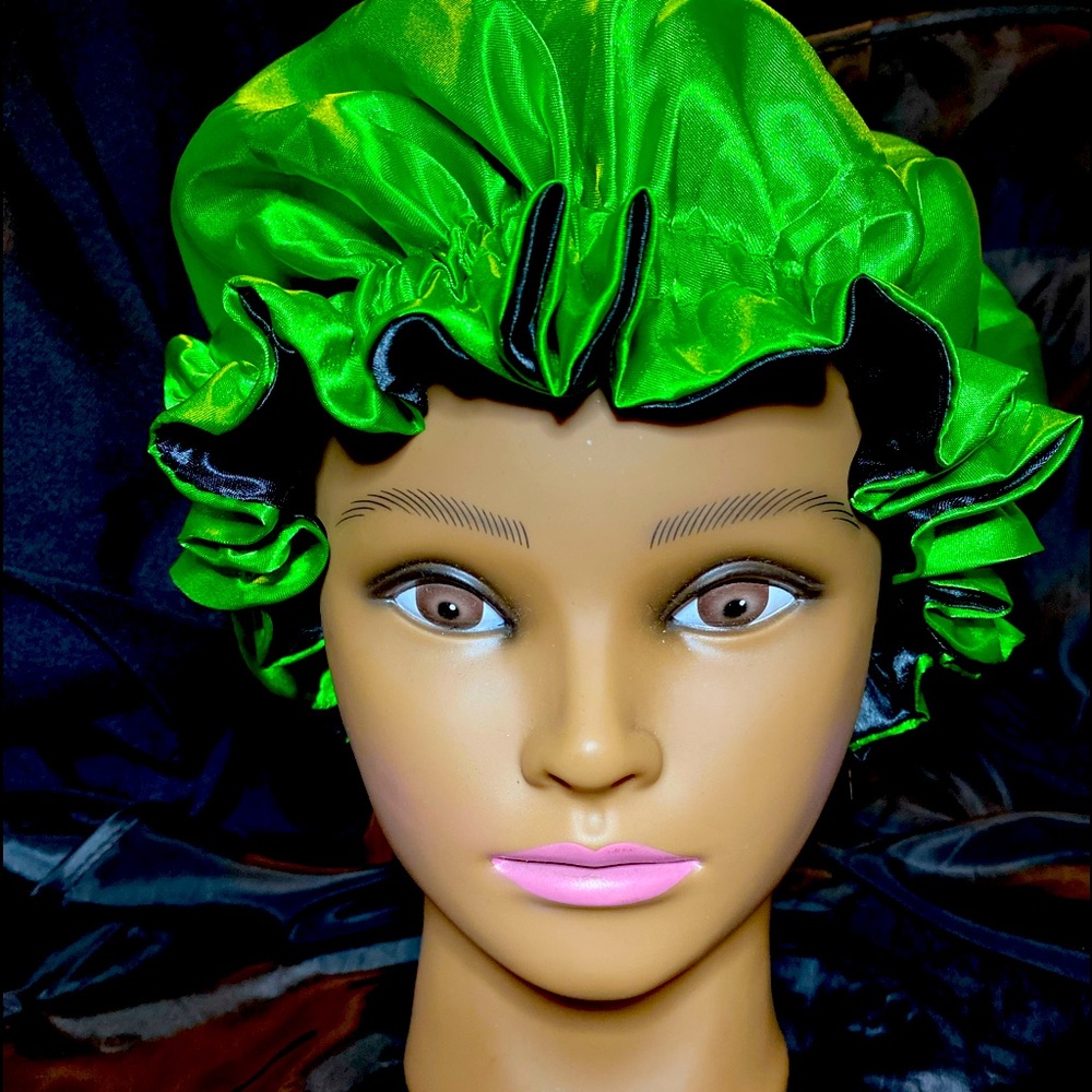 Reversible silk bonnet (Black and green))